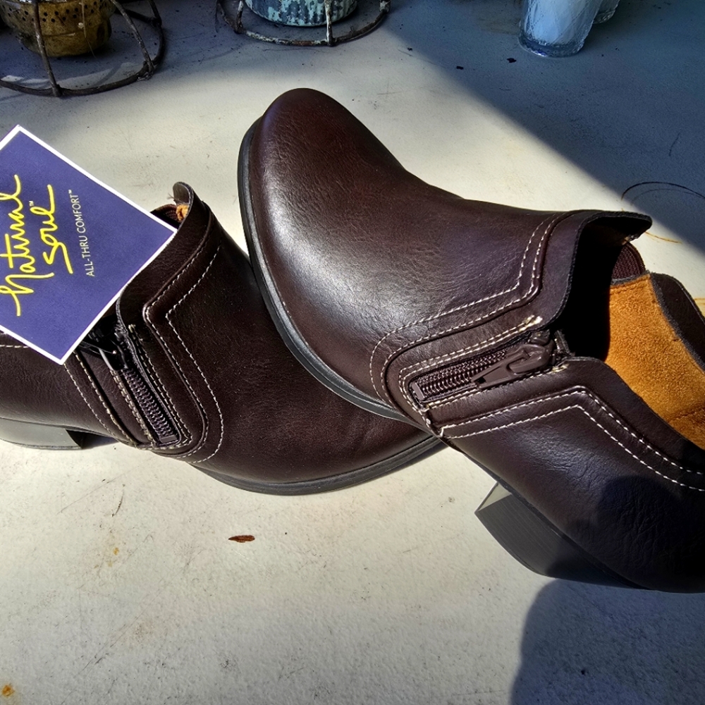 New in box size 7.5 wide Natural Soul booties